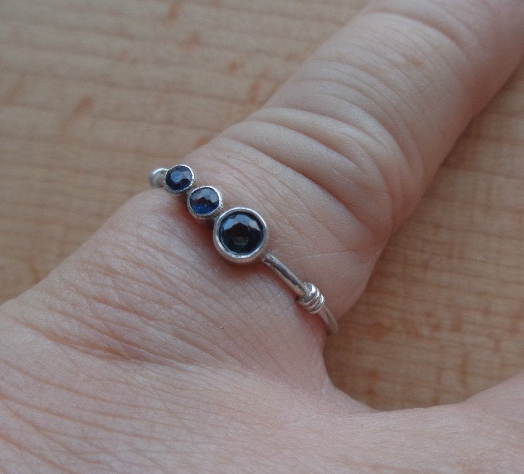 zilveren ring met zwarte steentjes [859], Verzenden, Zo goed als nieuw, 17 tot 18, Dame