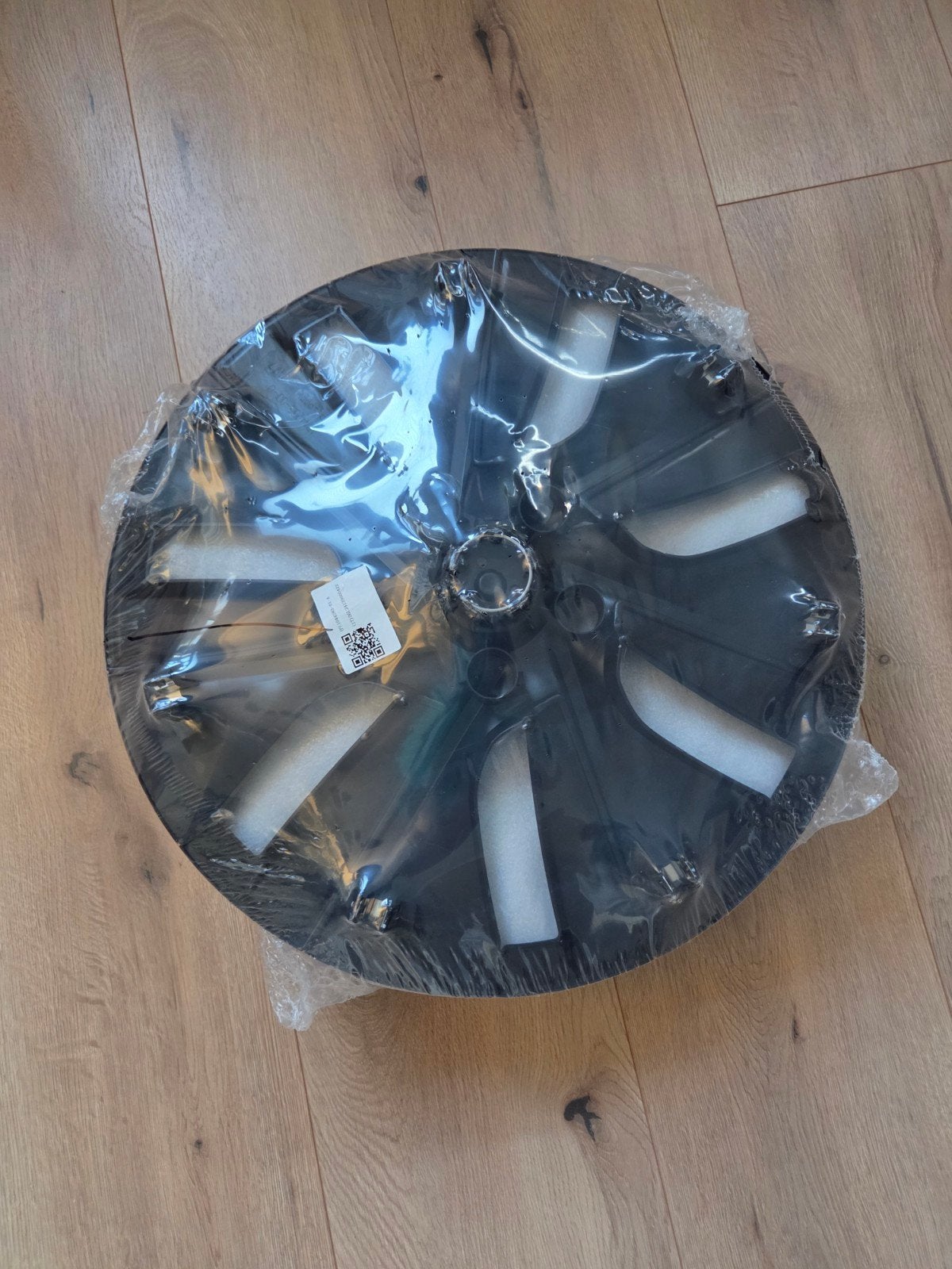 Foto 4 van Nieuw in doos wieldoppen Gemini Dark Tesla Model Y 19 inch