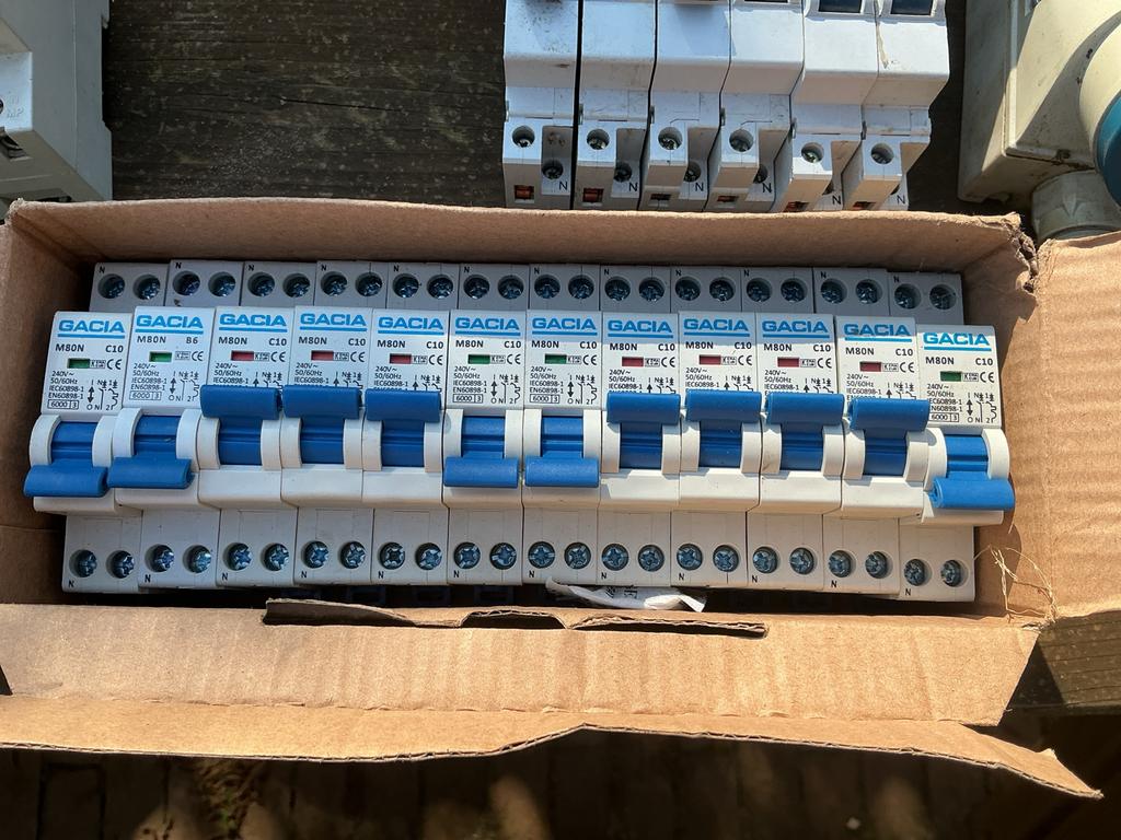 Automatische zekeringen en  2 x aardlekschakelaar etc, Ophalen of Verzenden, Zo goed als nieuw, Overige typen