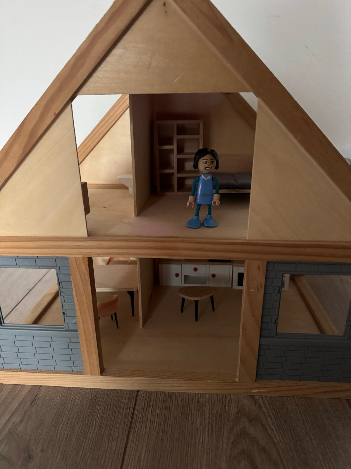 Houten Poppenhuis met Meubels en Pop, Ophalen of Verzenden, Zo goed als nieuw, Poppenhuis