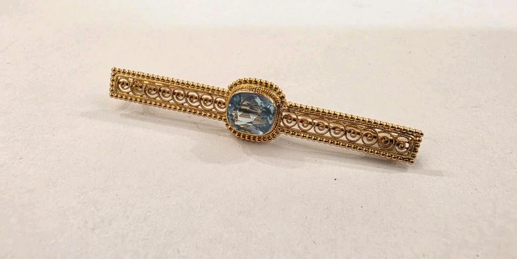 Vintage 14 karaats gouden broche Aquamarijn filigrain stijl, 4 tot 7 cm, Ophalen of Verzenden, Zo goed als nieuw, Met edelsteen