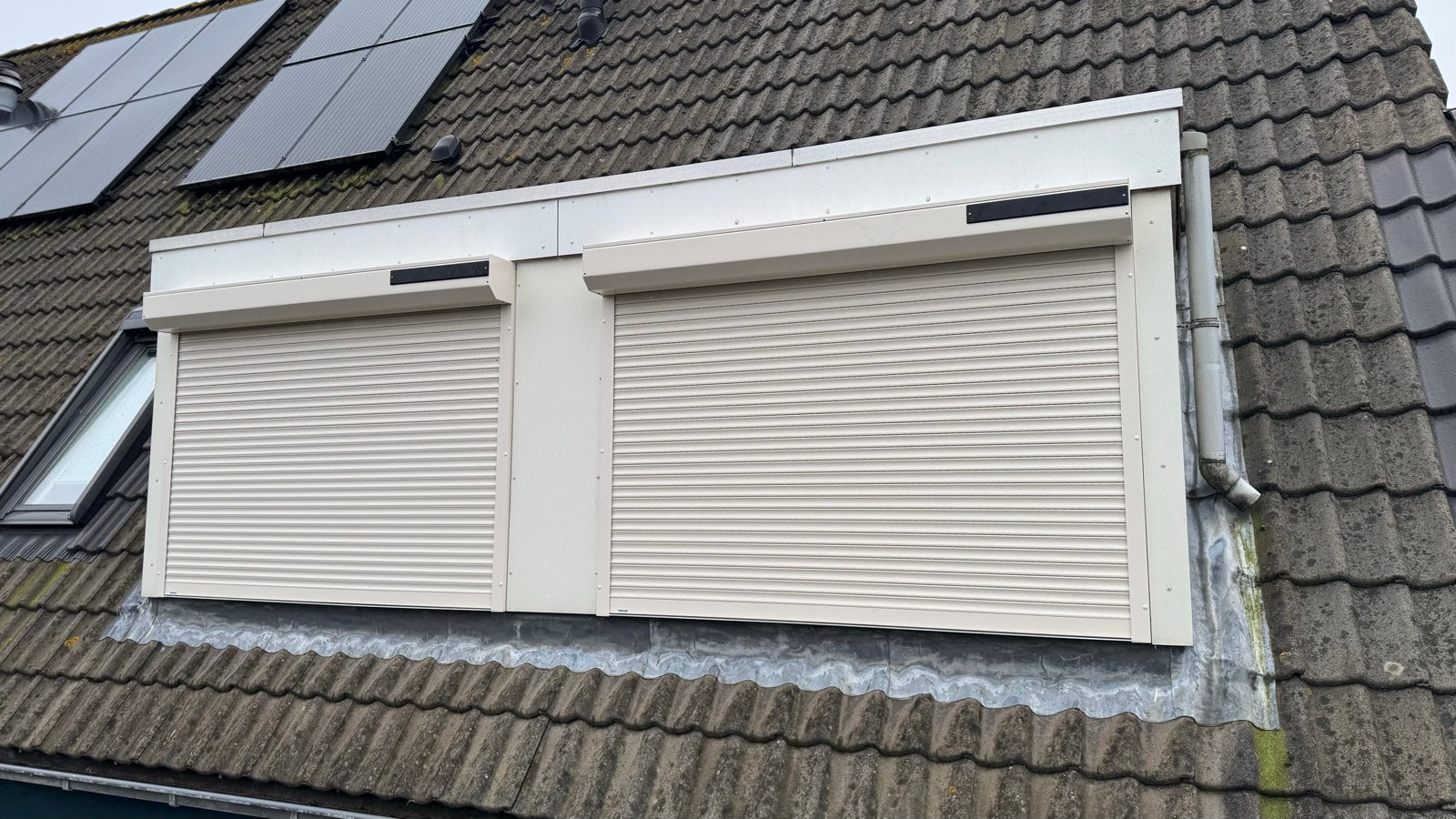 Zonpaneel rolluik - Efficiënte zonwering en isolatie, 150 tot 200 cm, Nieuw, Ophalen of Verzenden, Elektrische bediening