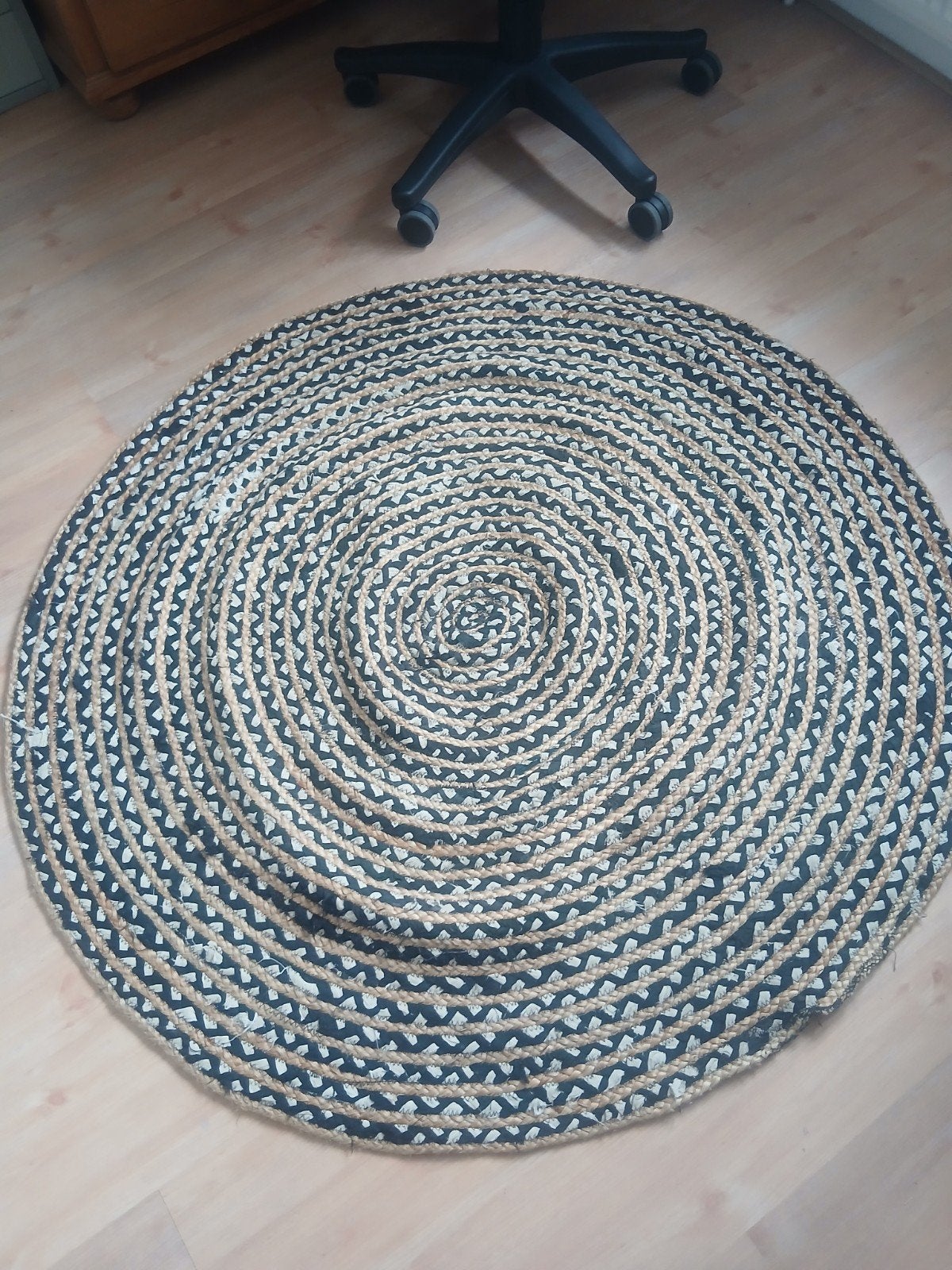 Rond jute vloerkleed, zwart en naturel, Gebruikt, Rond, 100 tot 150 cm, Beige