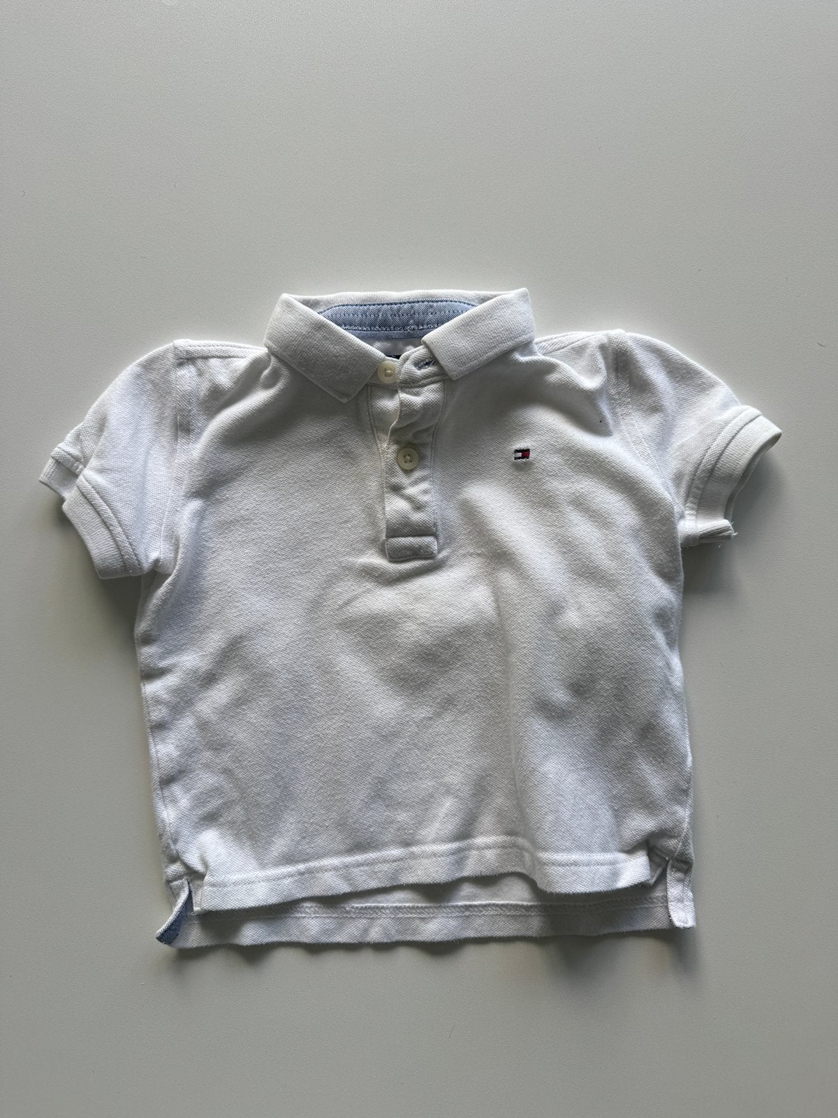 Tommy Hilfiger Polo Shirtje Wit Maat 80, Kinderen en Baby's, Ophalen of Verzenden, Gebruikt, Jongetje, Shirtje of Longsleeve