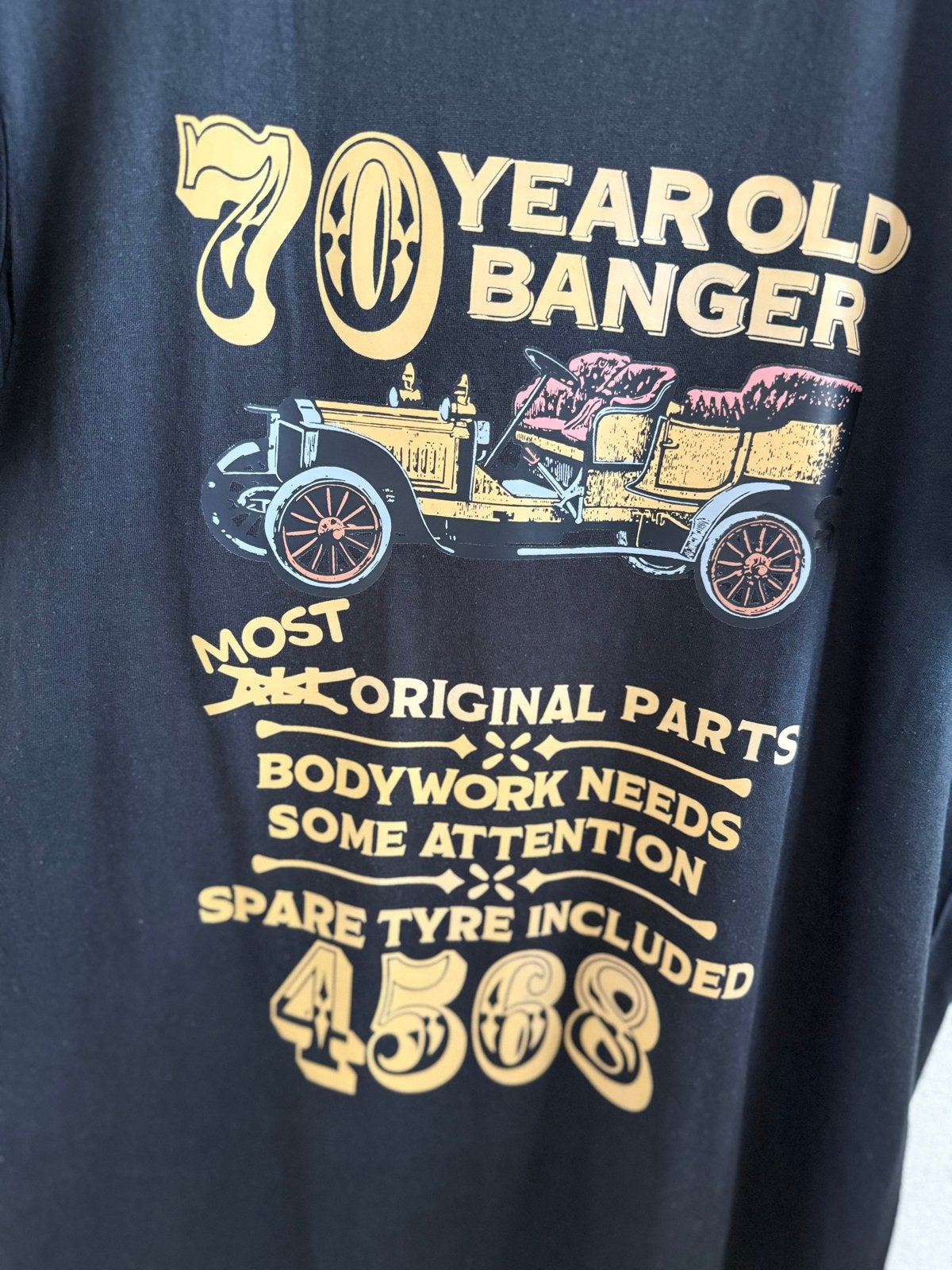 Grappig 70e Verjaardag T-shirt - Vintage Auto 1956, Verzenden, Nieuw, Overige maten, Zwart