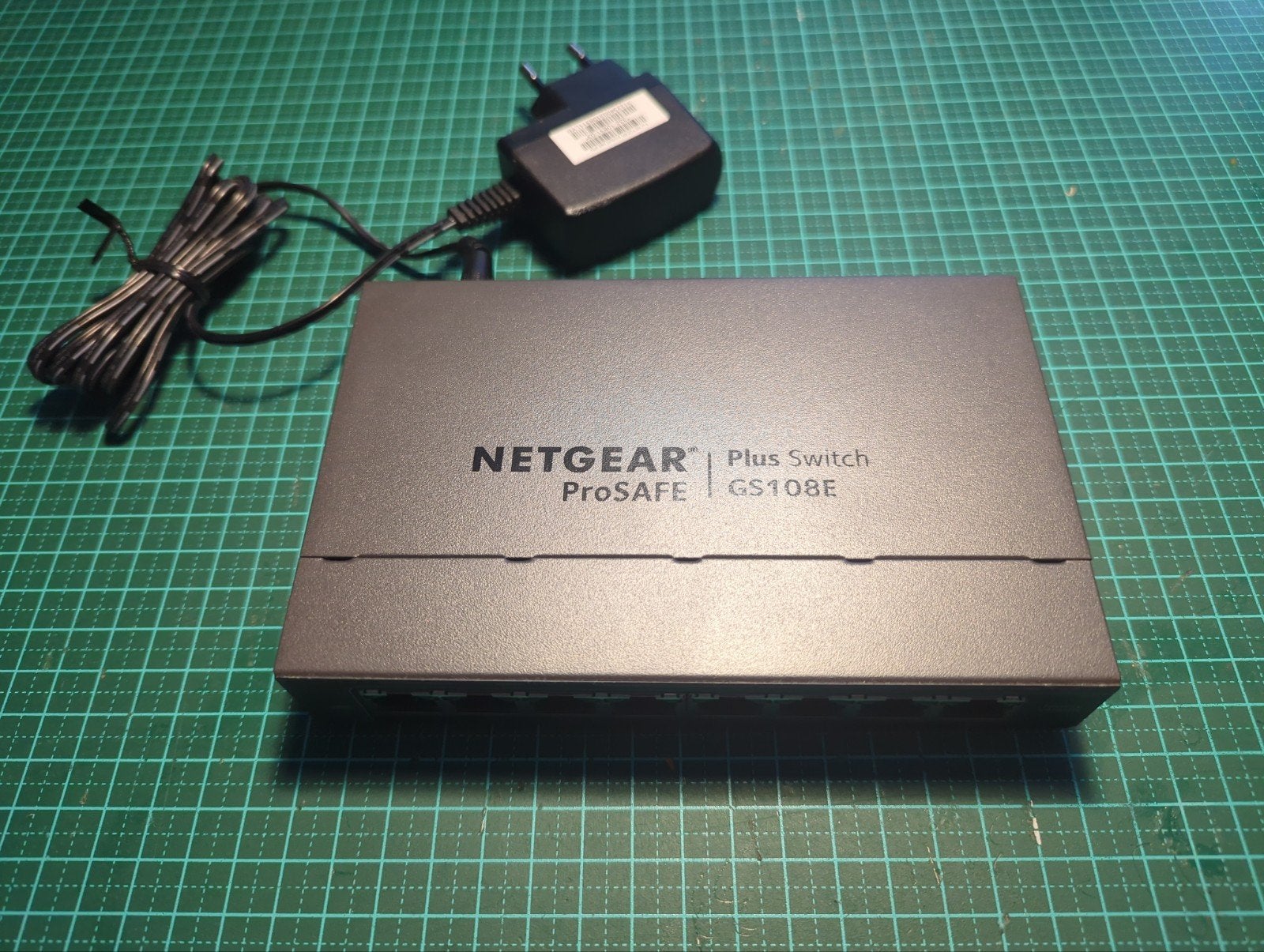 NETGEAR ProSAFE Plus Switch GS108E - 8-poorts Gigabit, Computers en Software, Netwerk switches, Ophalen of Verzenden, Zo goed als nieuw