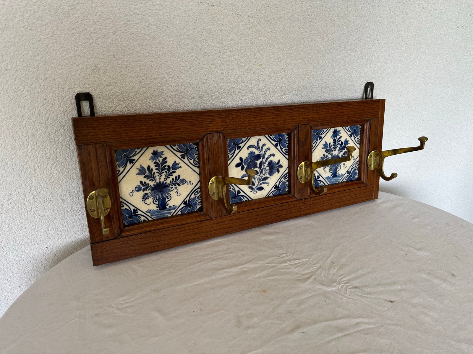 Antieke houten kapstok met aardewerk tegels en koperen haken, Antiek en Kunst, Ophalen of Verzenden