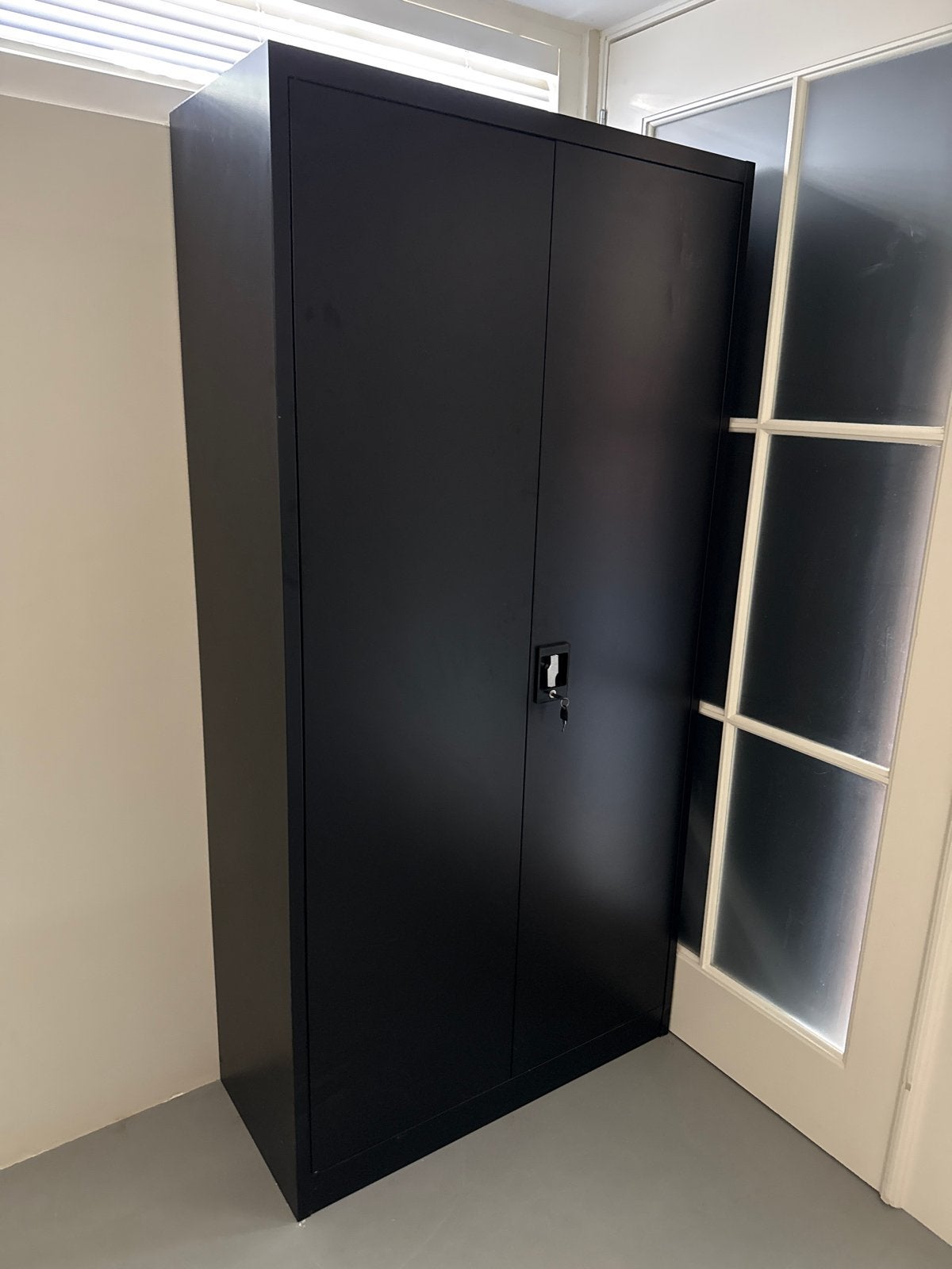 Zwarte metalen kast met deuren en slot, Huis en Inrichting, Kasten | Kledingkasten, Ophalen, Gebruikt, 50 tot 100 cm, Metaal