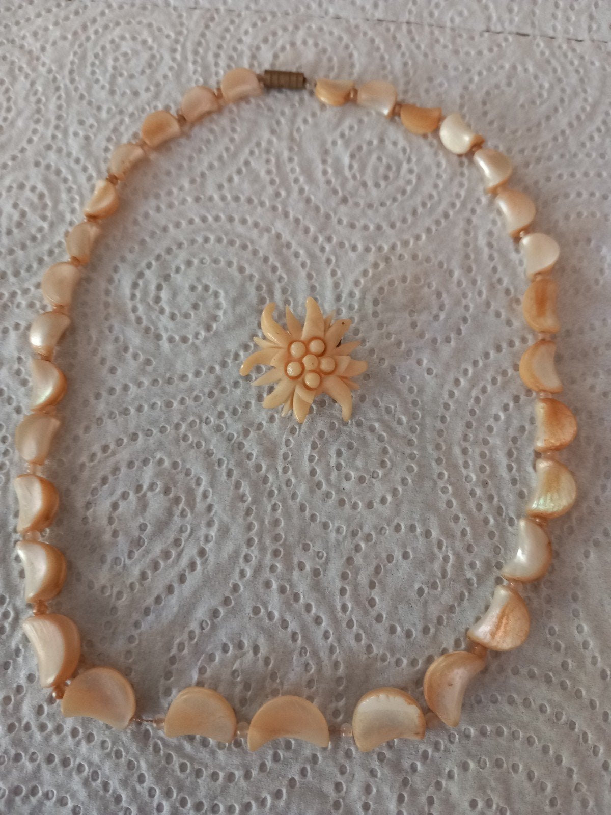 Gesneden schelpmateriaal ketting en edelweiss broche, 10 cm of meer, Overige materialen, Gebruikt, Beige