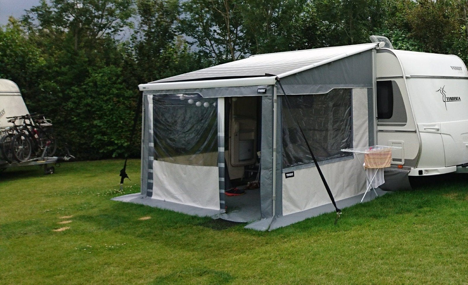 Thule Residence G2 Luifeltent Voorkant F350 04, Ophalen