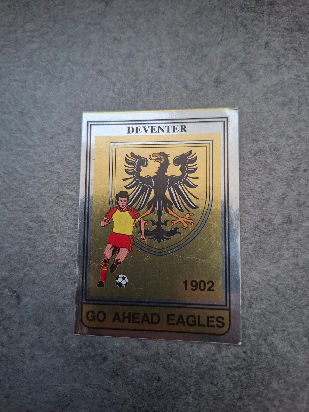 Panini sticker Voetbal 85. Embleem Go Ahead Eagles., Ophalen of Verzenden, Zo goed als nieuw, Sticker