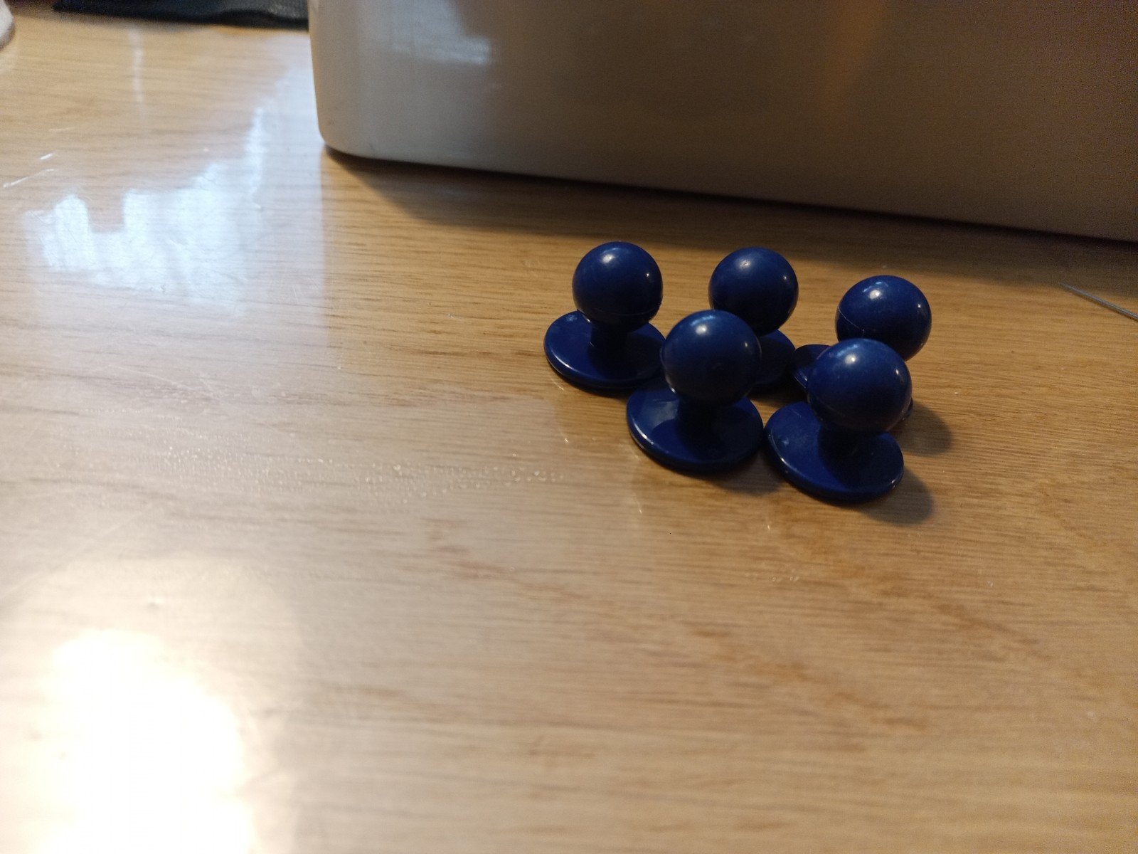 5 blauwe plastic knop knopen, Ophalen of Verzenden, Zo goed als nieuw, Knoop of Knopen