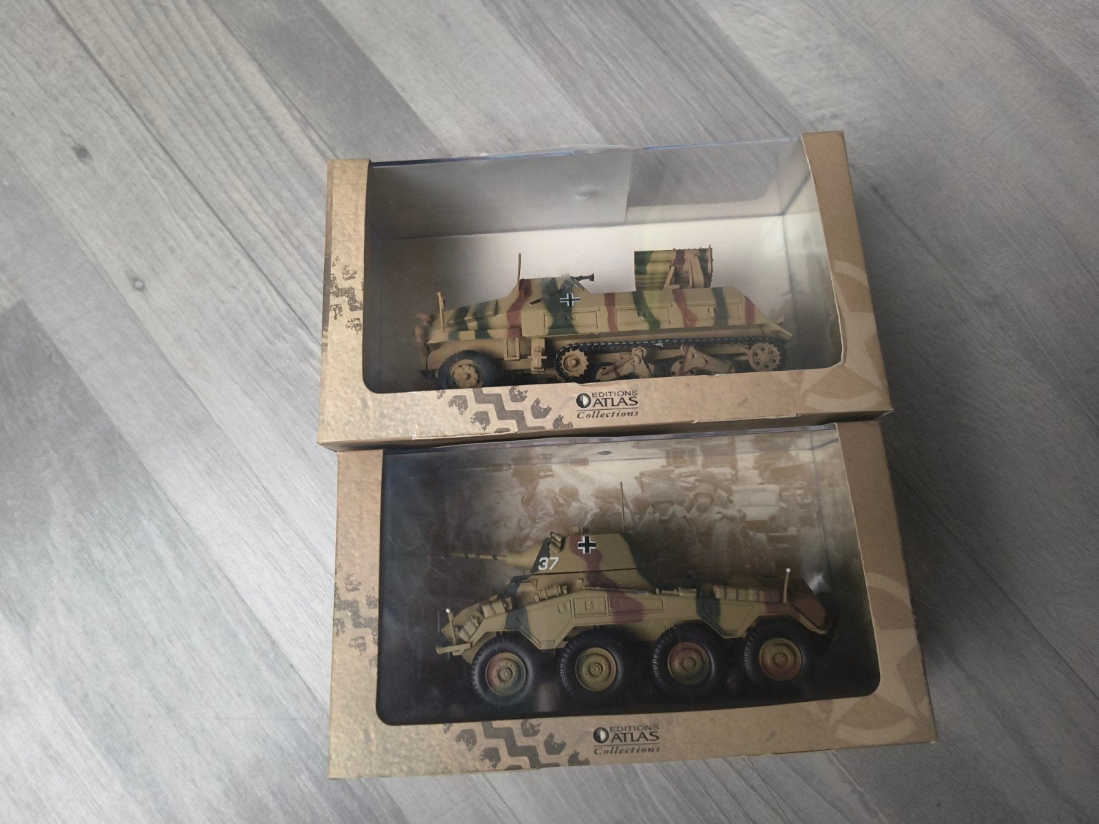 2x Atlas Collections Militaire Voertuigen met Certificaat, Ophalen of Verzenden, Nieuw, 1:32 tot 1:50, Overige merken