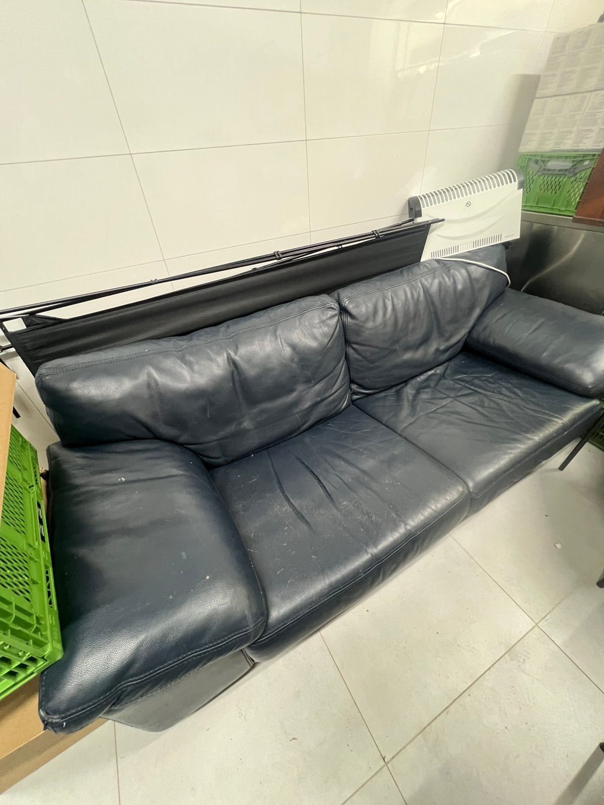 Dark blue leather sofa, Huis en Inrichting, Banken | Sofa's en Chaises Longues, Ophalen, Gebruikt, Tweepersoons, 75 tot 100 cm