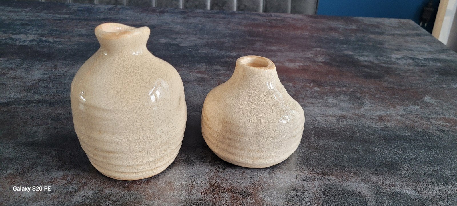 2 keramieken vaasjes., Huis en Inrichting, Beige, Zo goed als nieuw, Geschikt voor droogbloemen, Steen/keramiek