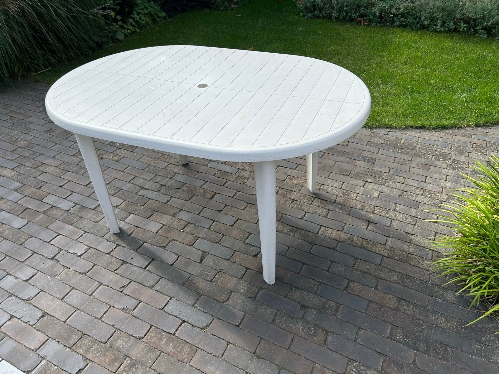Ovale tuintafel van kunststof - Wit, Tuin en Terras, Ophalen, Gebruikt, Ovaal, Kunststof