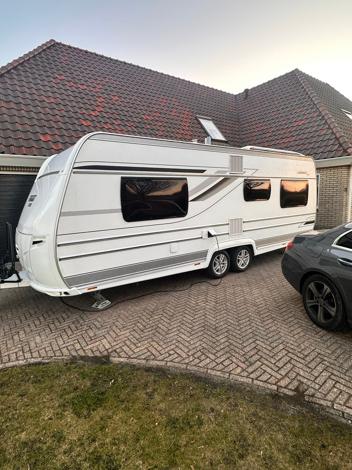 NIEUWSTAAT! Ultra-luxe Fendt 620  Airco Isabella tent  Mover, Vast bed, Rondzit, Particulier, Schokbreker