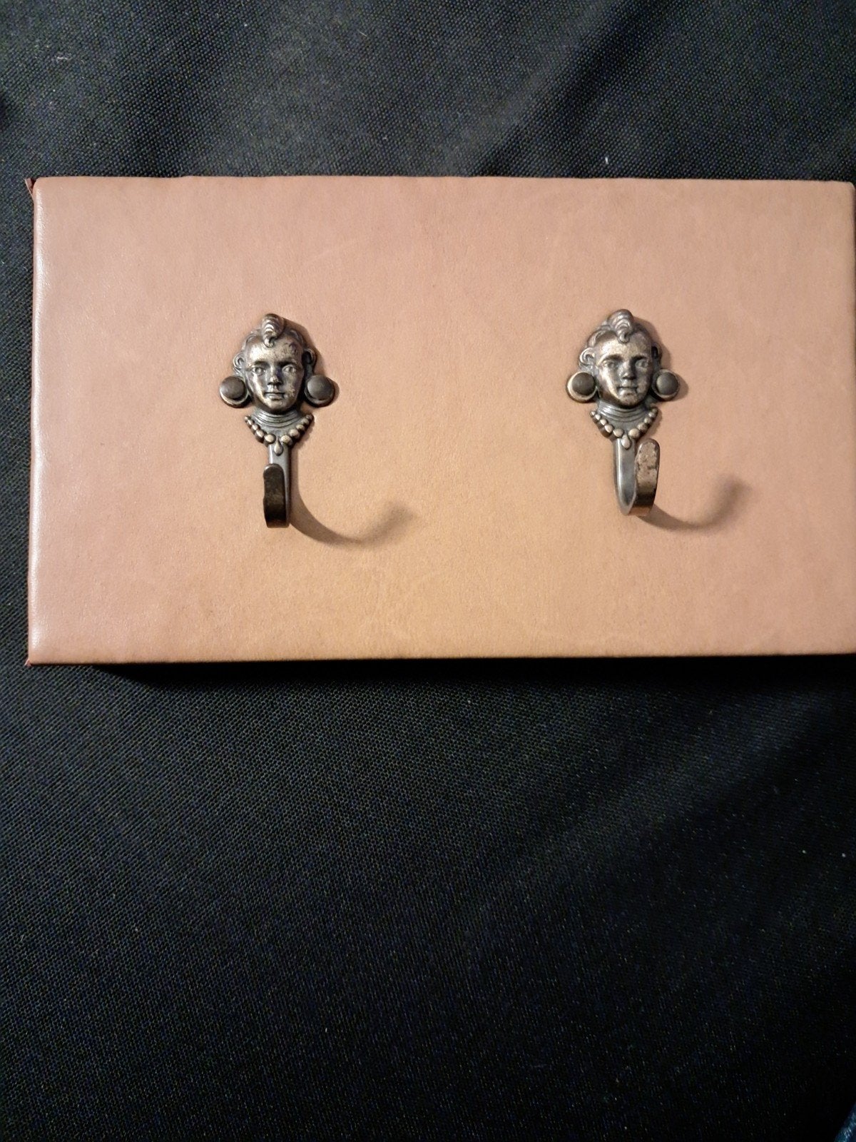 Kleine kapstokhaakjes op houten plankje, leer bekleed, Antiek en Kunst, Ophalen of Verzenden