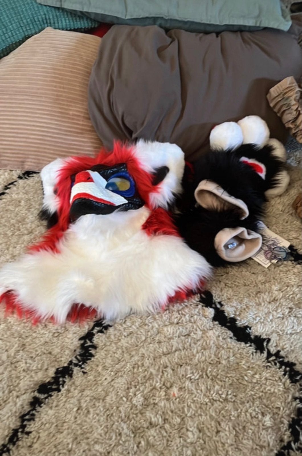 Fursuit Hoofd en Handen - Rood, Wit, Zwart, Ophalen of Verzenden, Zo goed als nieuw, Toneelattributen of Onderdelen