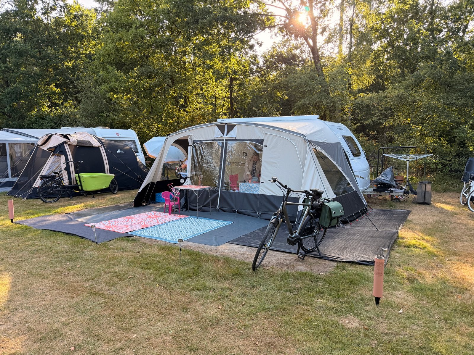 Weinsberg 420 QD met Thule luifel, mover en airco, Overige merken, Vast bed, Luifel, Treinzit