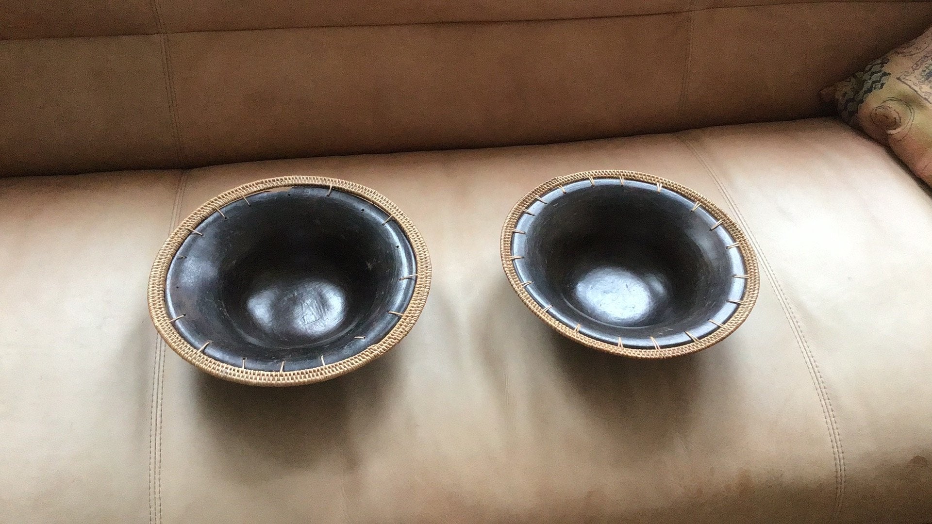 Handgemaakte aardewerk schalen uit Indonesie., Ophalen of Verzenden, Gebruikt, Rond, Steen of Aardewerk