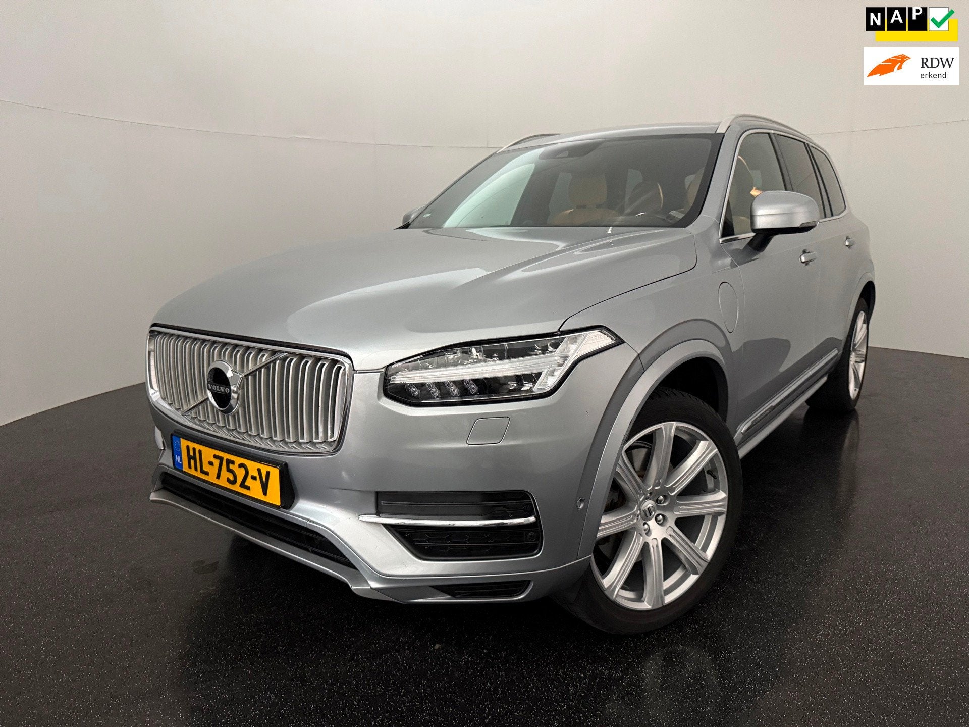 Volvo XC90 2.0 T8 Twin Engine AWD Inscription / Pano / B&W /, Gebruikt, 1969 cc, 7 stoelen, 2187 kg