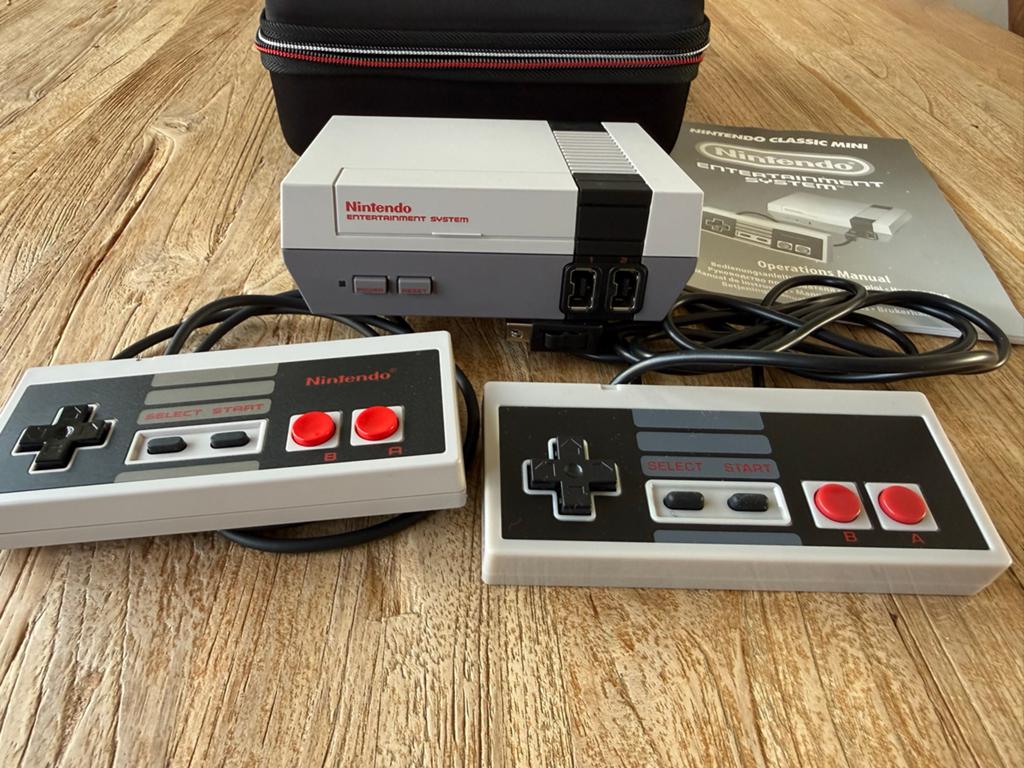 Nintendo Classic Mini NES met 2 controllers en hoes, Spelcomputers en Games, Games | Nintendo NES, Overige genres, 2 spelers, Eén computer