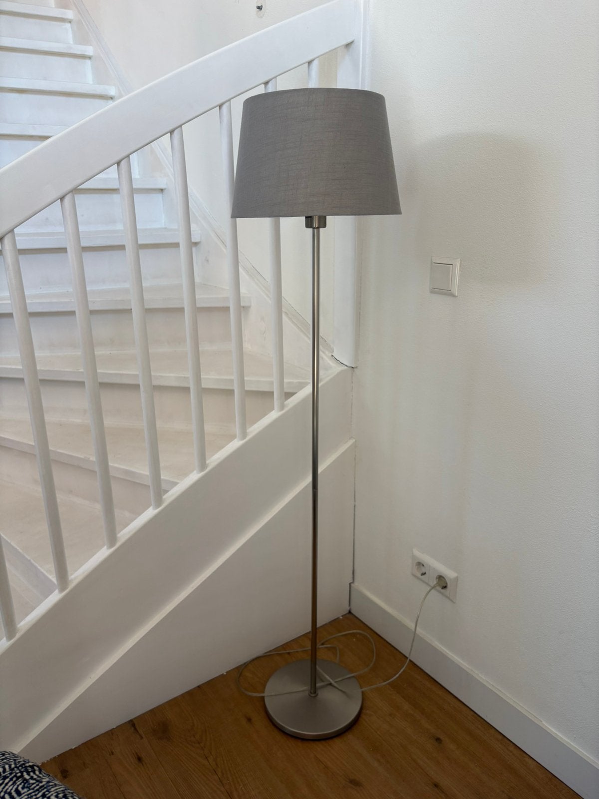 Mooie moderne vloerlamp met grijze stoffen kap – RVS-look, Ophalen of Verzenden, Zo goed als nieuw, 150 tot 200 cm