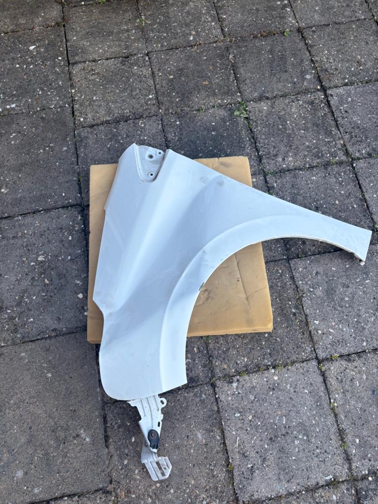 Origineel Linker Voorscherm Peugeot 208(12-19)WIT EWP schade, Auto-onderdelen, Carrosserie en Plaatwerk, Gebruikt, Links, Ophalen of Verzenden