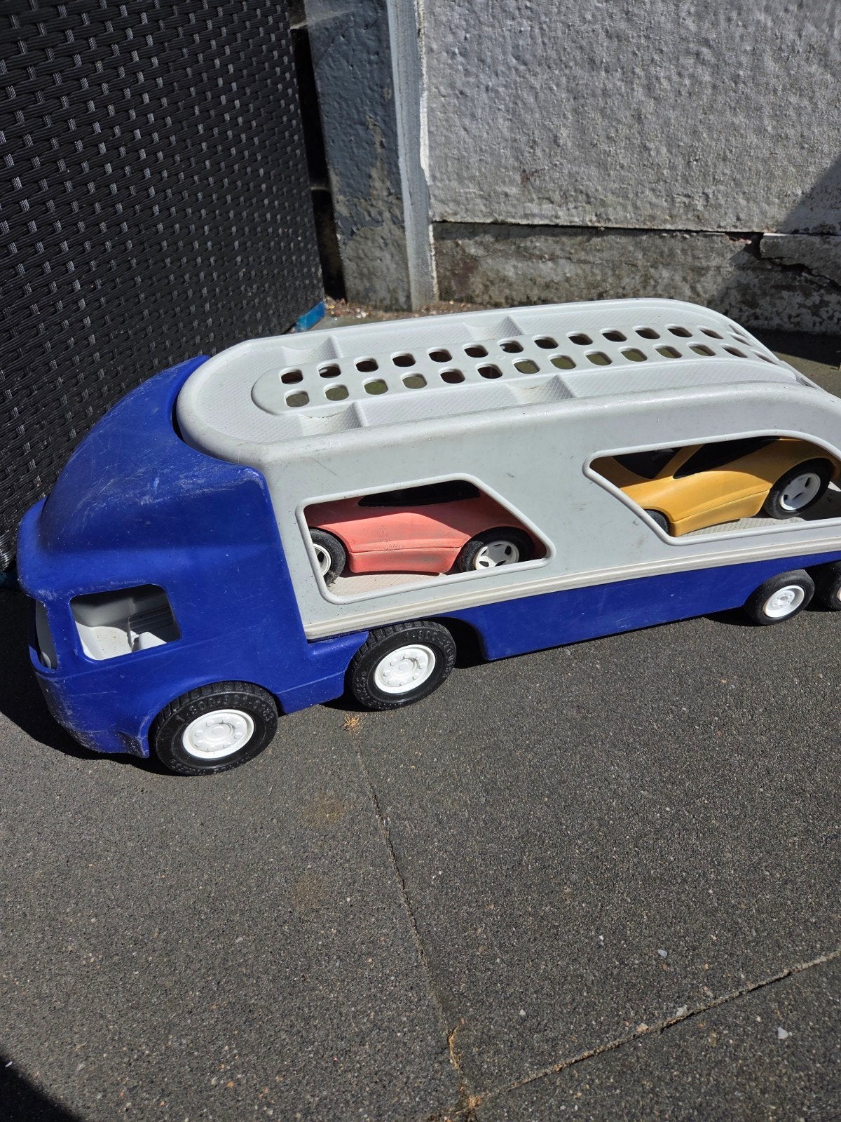 Grote speelgoed autotransporter met 2 auto's, Kinderen en Baby's, Speelgoed | Speelgoedvoertuigen, Gebruikt, Ophalen