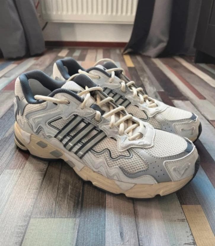 Adidas Bad Bunny Response CL maat 44,5, Verzenden, Wit, Sneakers of Gympen, Zo goed als nieuw