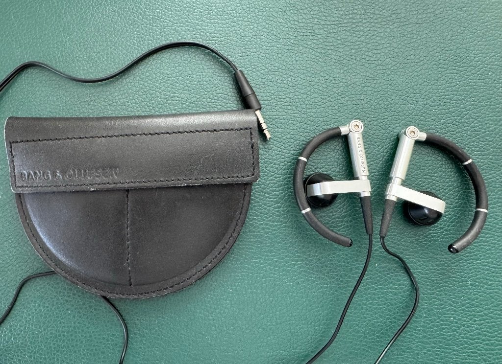 Iconische Bang & Olufsen Earset 3  incl. lederen etui, Ophalen of Verzenden, Gebruikt, Bang & Olufsen, Draagtas/etui