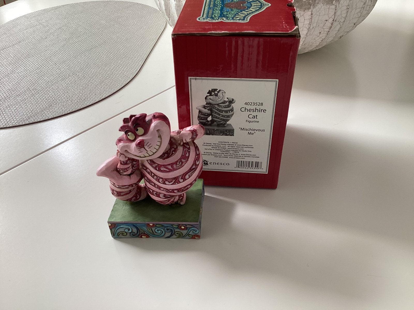 Disney traditions cheshire cat met doos en tag, Ophalen of Verzenden, Zo goed als nieuw, Beeldje of Figuurtje