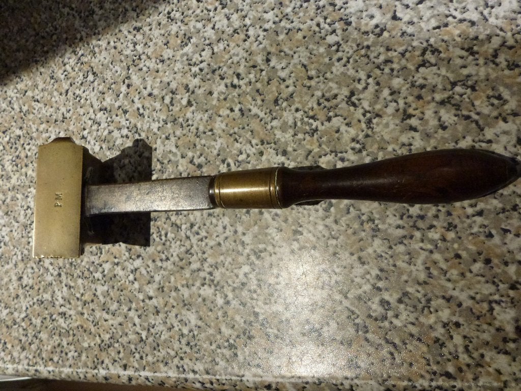 te koop Glans- of plooiijzer voor het opmaken van mutsen, Ophalen