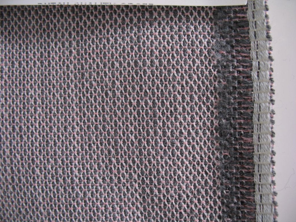 Gabriel Crisscross 1103 roze op grijs; 2x restant meubelstof, Hobby en Vrije tijd, Wol, 120 cm of meer, Ophalen of Verzenden, Roze