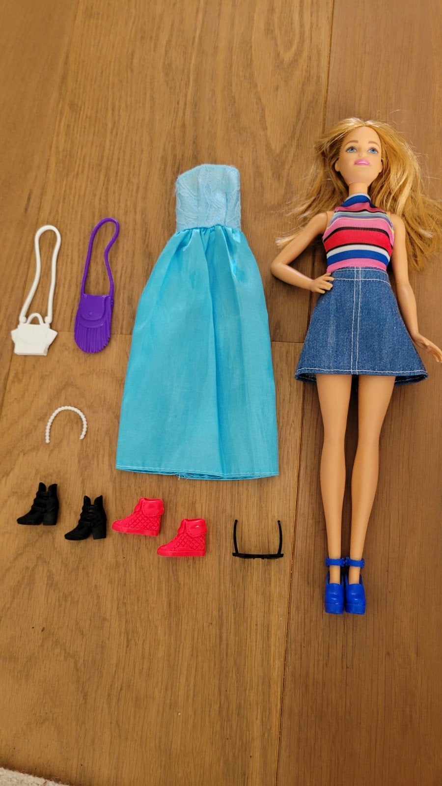 Barbie pop met extra kleding en accessoires, Ophalen of Verzenden, Zo goed als nieuw, Barbie