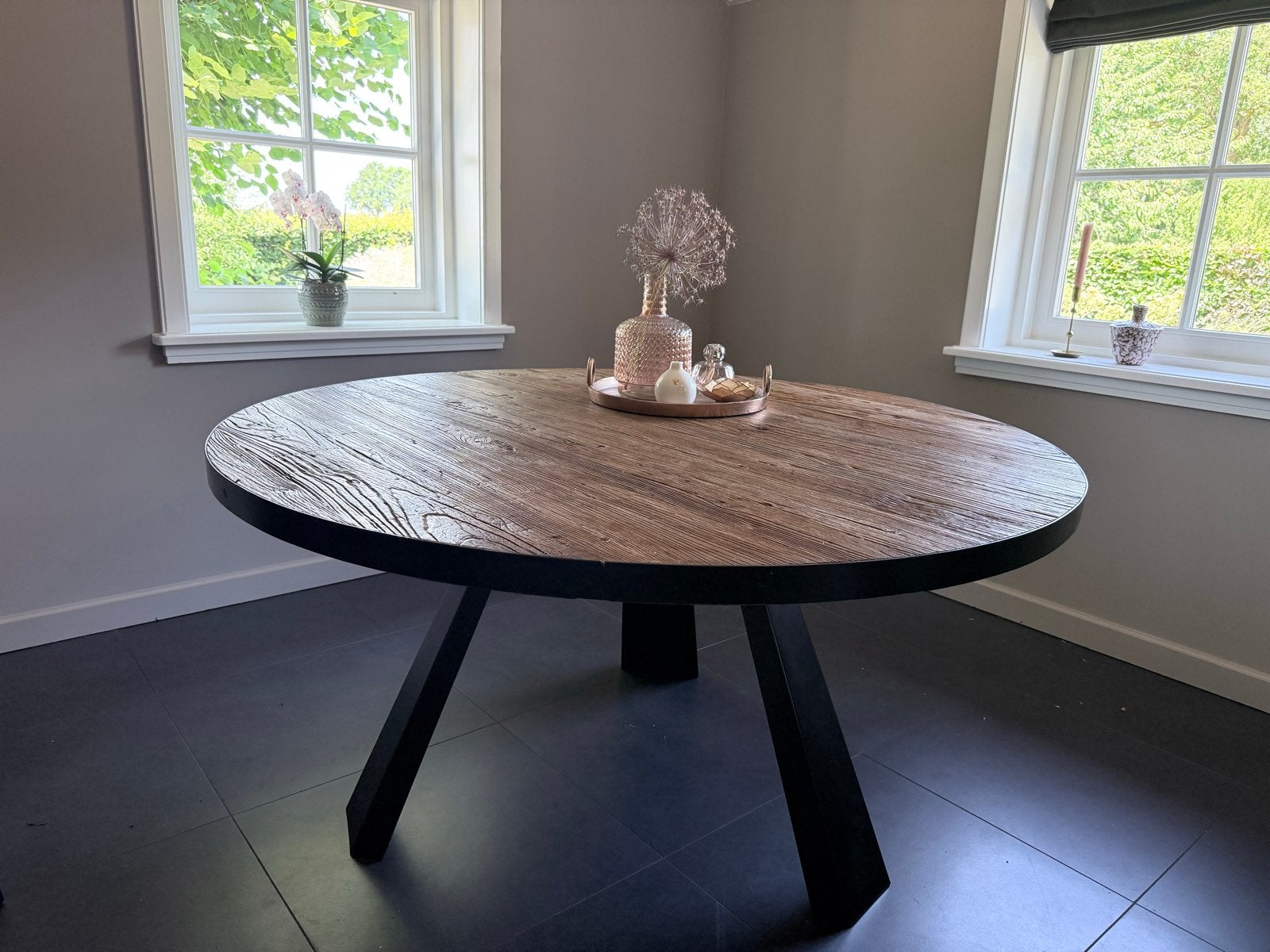Ronde houten eetkamertafel 150 cm szwart stalen onderstel, Huis en Inrichting, Tafels | Eettafels, Zo goed als nieuw, 150 tot 200 cm
