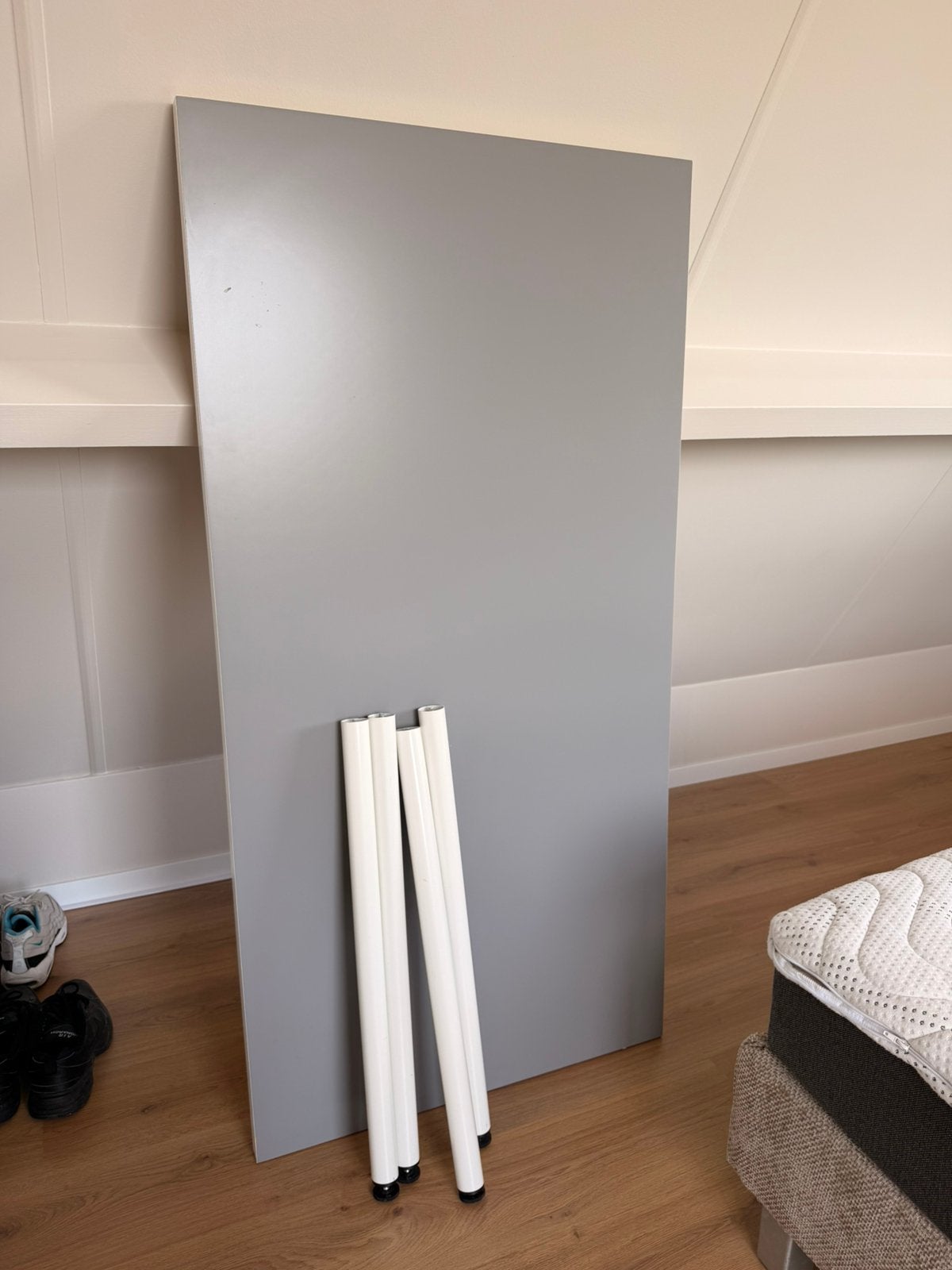 Ikea bureau 150x75 grijs met witte poten, Huis en Inrichting, Bureaus, Ophalen, 150 cm, Zo goed als nieuw, Grijs