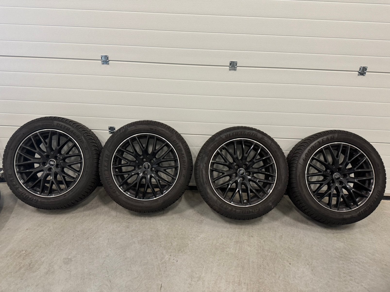 Org. 20" inch Black Audi Q7/SQ7 velgen + 285/45/20 Goodyear, Auto-onderdelen, Ophalen, Gebruikt, Velg(en), 285 mm