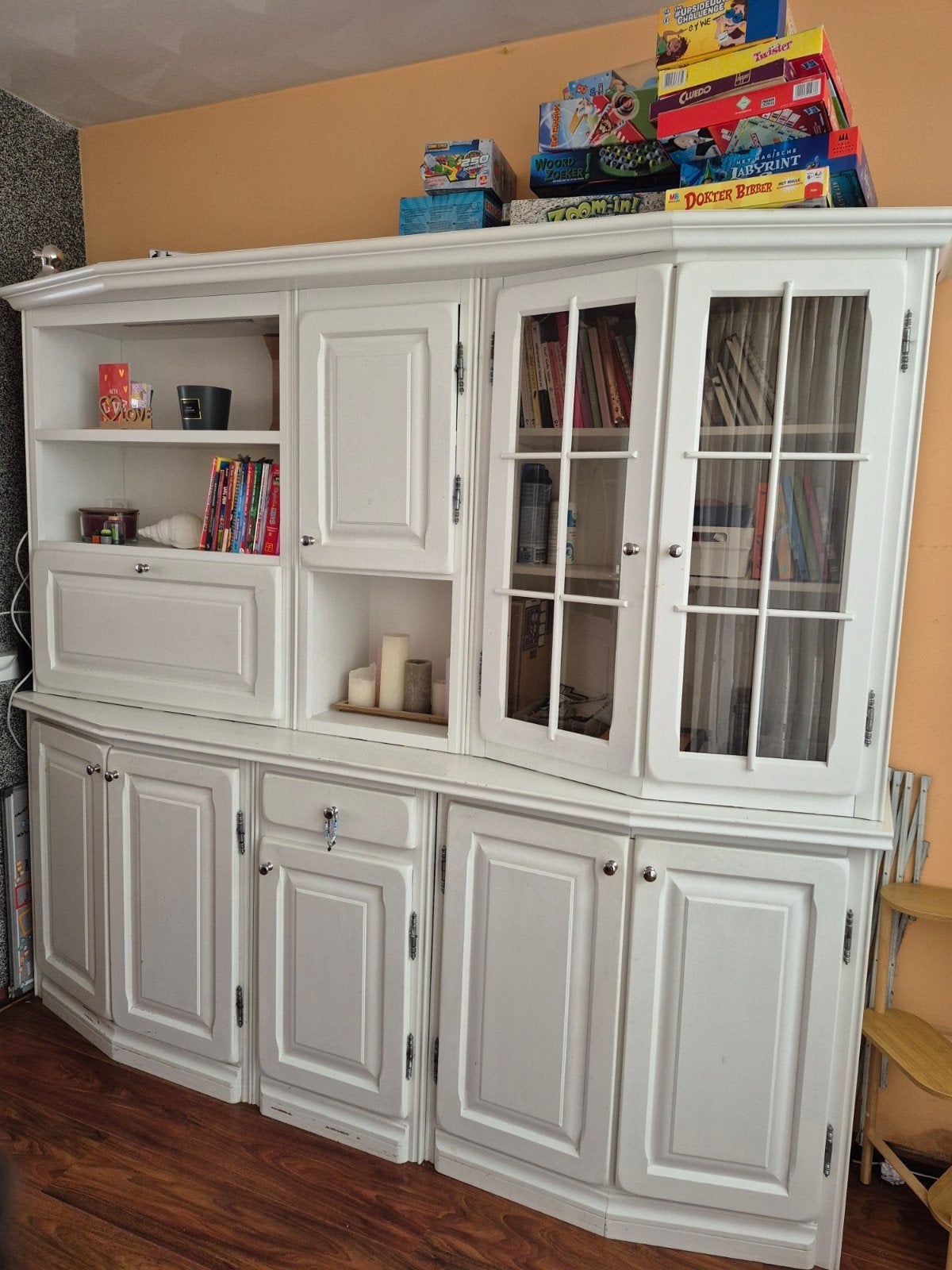 Witte kast met vitrine en opbergruimte, Ophalen, Gebruikt, Met deur(en), 150 tot 200 cm