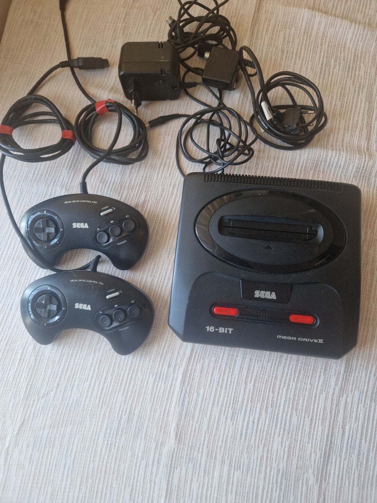 Sega Mega Drive II met 2 controllers, Spelcomputers en Games, Spelcomputers | Sega, Ophalen of Verzenden, Gebruikt, Met 2 controllers