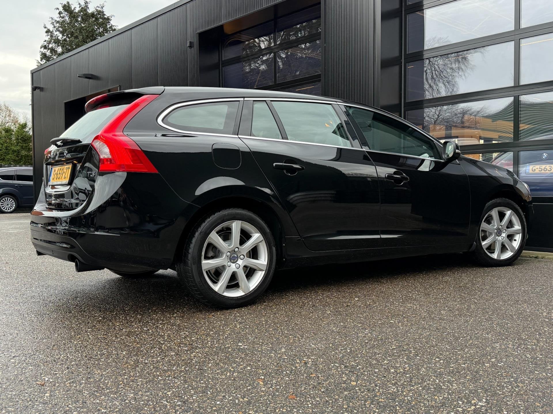 Volvo V60 2.0 T3 Ocean Race Xenon Stoelverwarming Navi LED, Auto's, Volvo, Gebruikt, Euro 6, 4 cilinders, 1969 cc