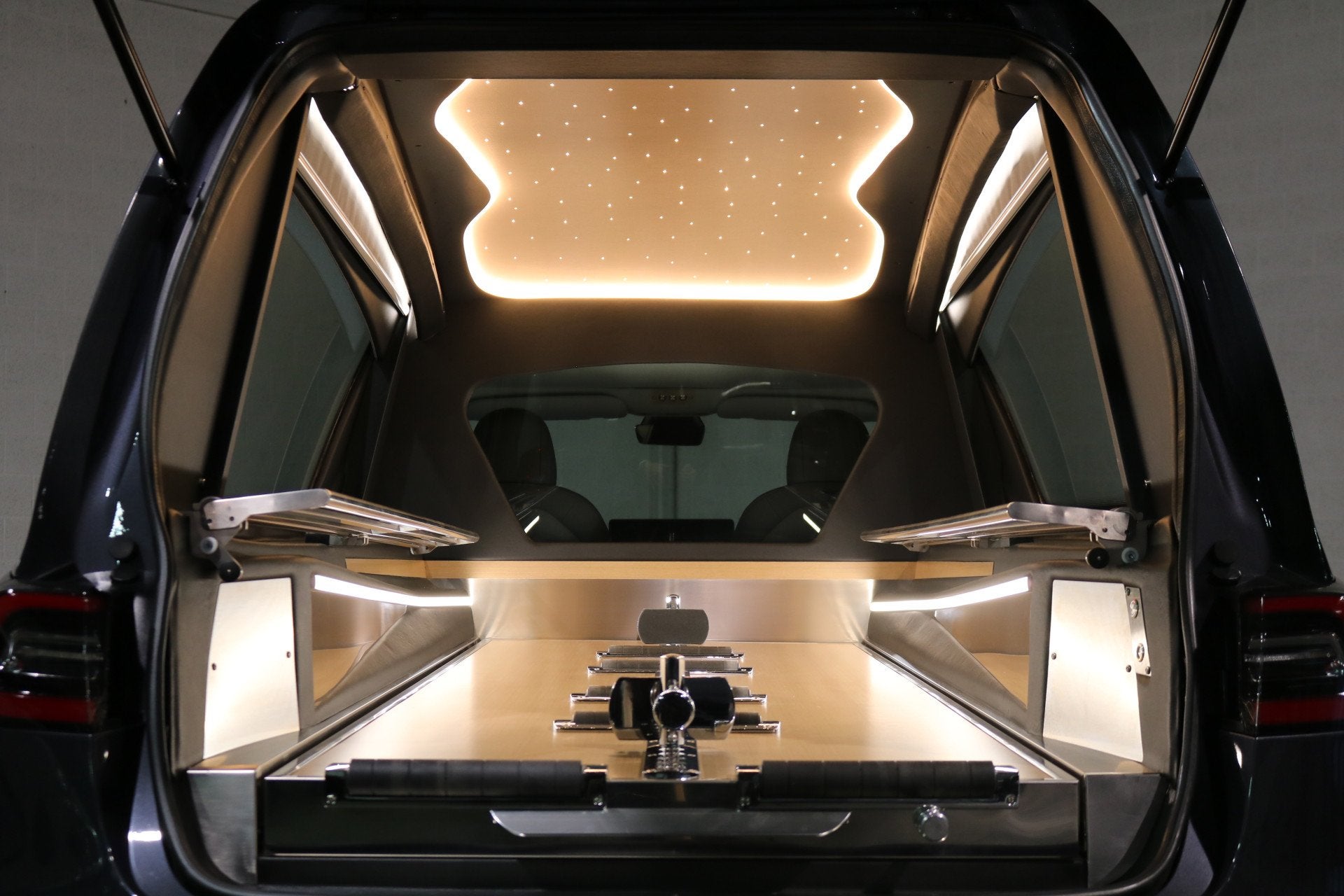 Tesla Hearse 3 Long Range AWD Dual Motor Begrafeniswagen (Ni, Auto's, Automaat, 2220 kg, Zwart, Zwart