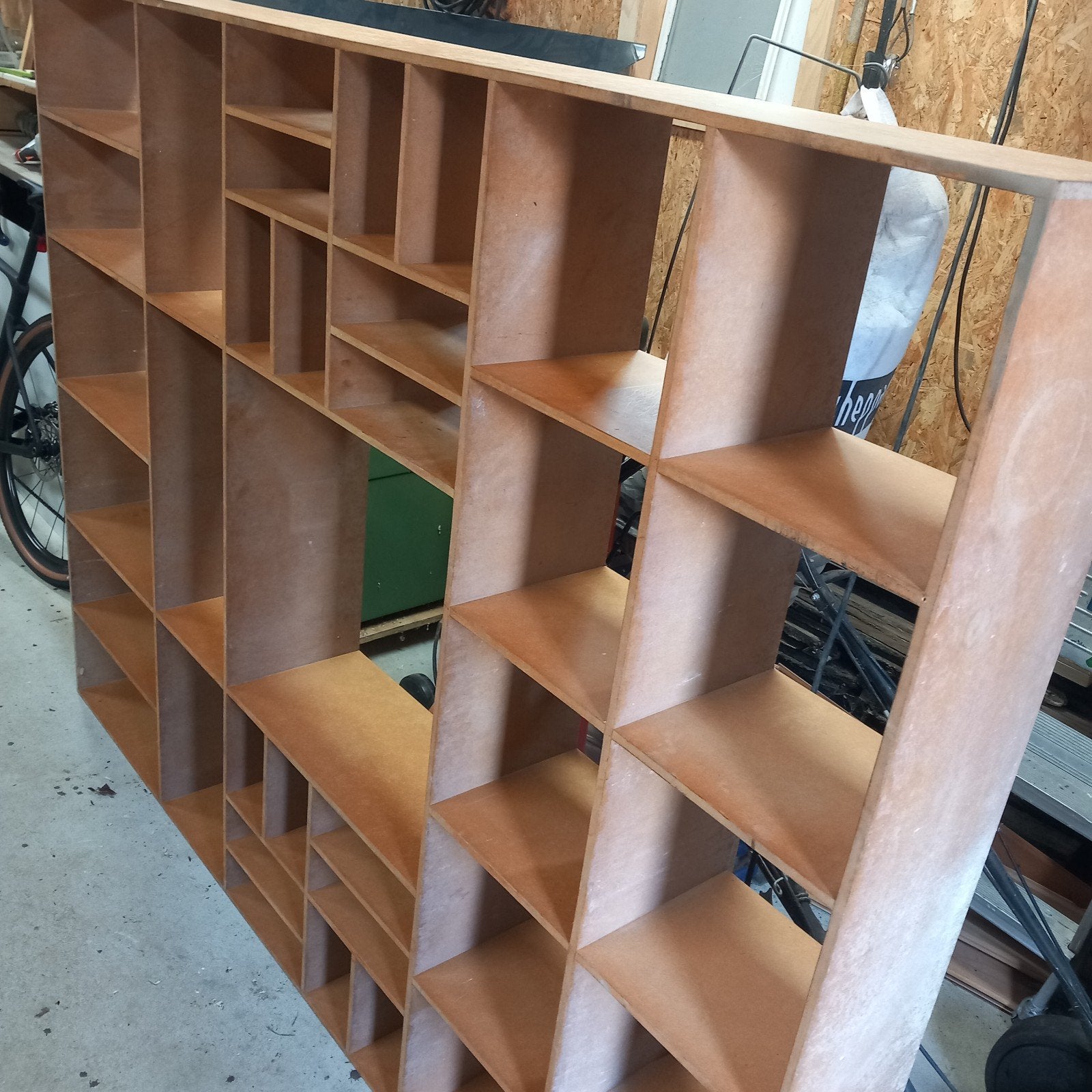 Houten Room Divider / Boekenkast met Diverse Vakken, Ophalen, Met plank(en), Gebruikt, Modern, functioneel