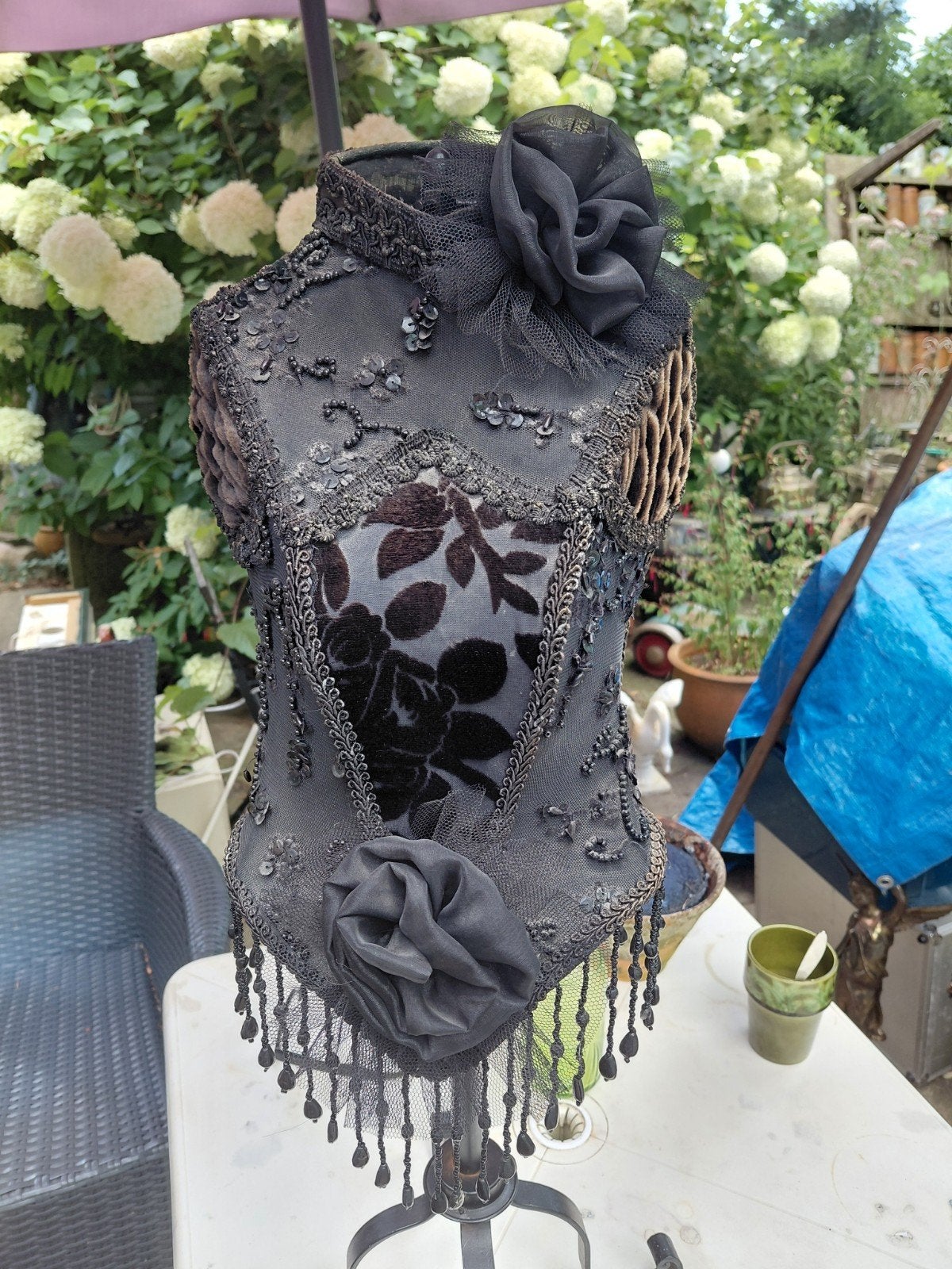 Decoratieve buste/corset op standaard, zwart met kralen, Ophalen