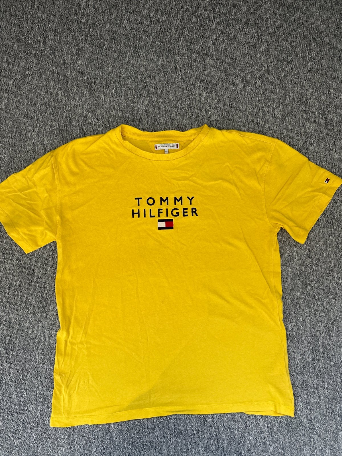 Tommy Hilfiger T-shirt geel met logo - Maat 176, Ophalen of Verzenden, Zo goed als nieuw, Overige maten, Geel