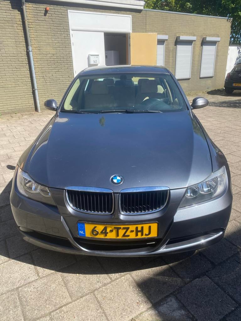 BMW 3-Serie 2.0 I 320 AUT 2007 Grijs, Auto's, BMW, Particulier, 3-Serie, Benzine, C, Sedan, Automaat, Origineel Nederlands, Zilver of Grijs