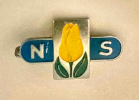 Emaille NS Tulp speldje Nederlandse Spoorwegen NS, Verzamelen, Speldjes, Pins en Buttons, Ophalen of Verzenden, Zo goed als nieuw