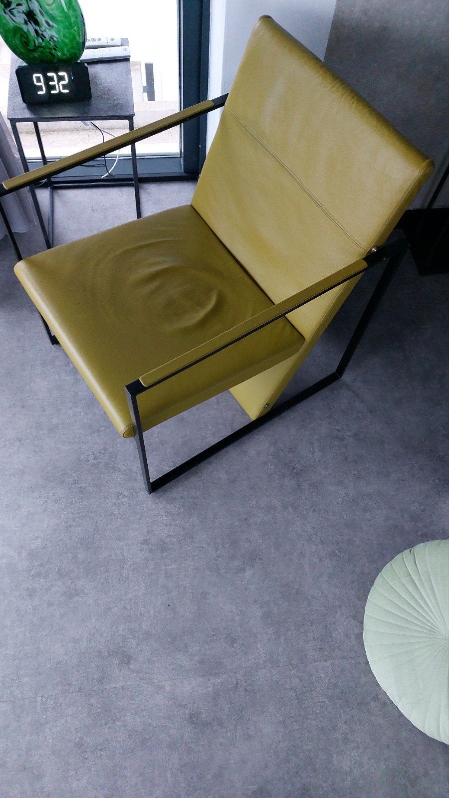 Arco Moderne fauteuil met metalen frame en geelgroen leer, Ophalen, Gebruikt, 75 tot 100 cm, Modern