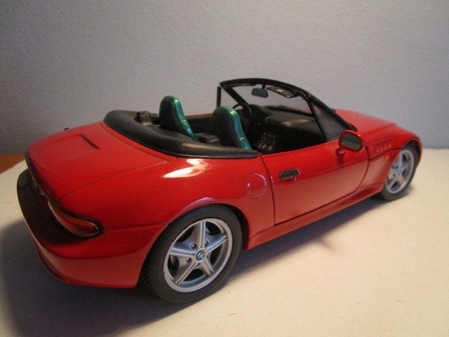 BMW Z3  MODEL SCHAAL 1 : 18 door UT- Models, Ophalen, Zo goed als nieuw, Auto, UT Models